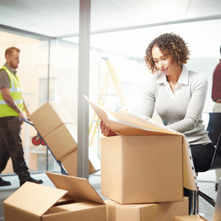 personale in ufficio che trasloca