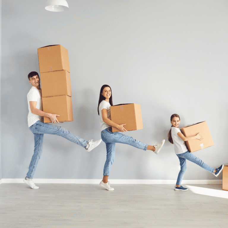 famiglia che porta scatole per trasloco